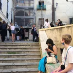Auf in die Uni - Treffpunkt vor dem Hostel