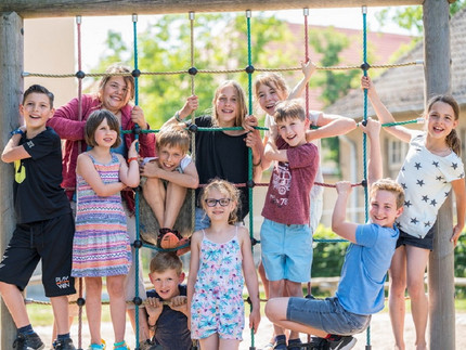 Spielende Kinde in der Evangelischen Schule Buch