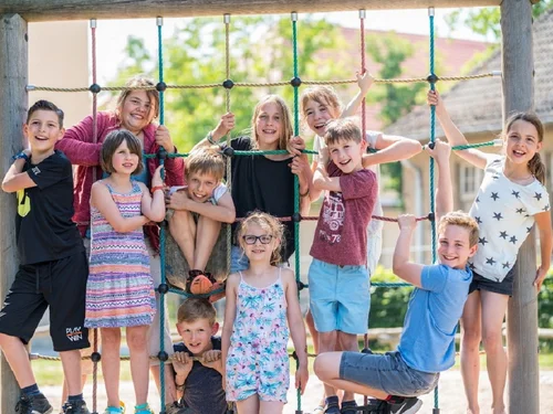 Spielende Kinde in der Evangelischen Schule Buch