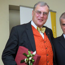 Prof. Dr. Dr. h.c. (SZTE) Detlev W. Belling M.C.L. (U. of Ill.) (l) und Prof. Dr. Elemér Balogh (r) stehen bei einer Feierlichkeit in Szeged freundlich lächelnd nebeneinander und blicken direkt in die Kamera.