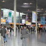 Menschen in Messehalle