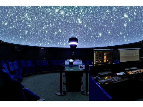 Projezierter Sternenhimmel in einem Vorführsaal