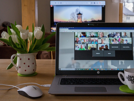 Laptop mit Onlinemeetingkacheln