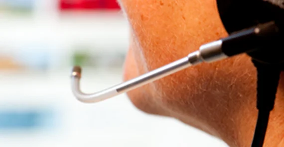 Mitarbeiterin des CMS-Teams nimmt Anruf entgegen