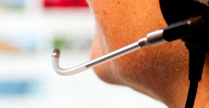Mitarbeiterin des CMS-Teams nimmt Anruf entgegen