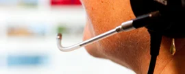 Mitarbeiterin des CMS-Teams nimmt Anruf entgegen