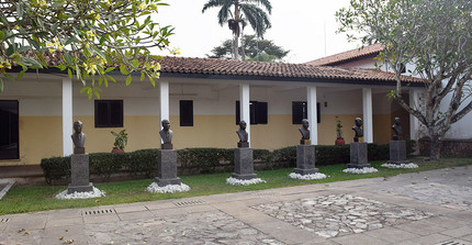 Büsten vor der Great Hall der University of Ghana. Das Foto ist von Frithjoff Sonntag.