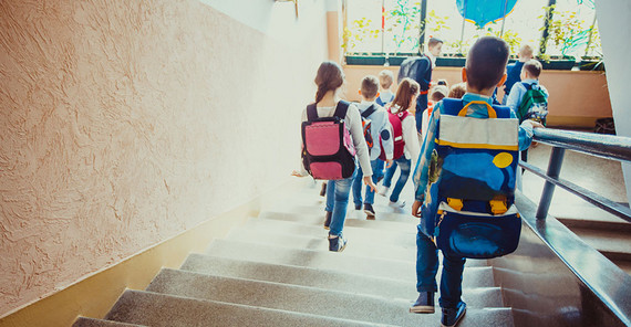 Kinder in einer Schule gehen die Treppe herunter