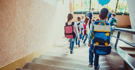 Kinder in einer Schule gehen die Treppe herunter