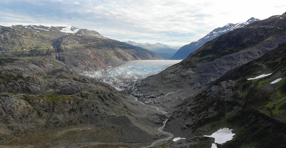 Der Salmon Glacier (British Columbia, Kanada) staut Summit Lake auf, der seit den 1960er Jahren jährlich mindestens einmal ausbricht. Diese Drohnen-Aufnahme vom 21.9.2022 zeigt den See leer, mit letzten Eisbergen auf dem Seegrund. In den letzten Jahrzehnten hat die Ausdehnung des Sees kontinuierlich abgenommen. Noch in den 1990er Jahren füllte der See auch den linken vorderen Bildausschnitt.