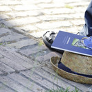 Das Bild zeigt einen Sommerhut mit einer dunkelblauen Schleife, das Festschrift zur „Zentralen Abschlussfeier 2022“ und eine dunkelblaue Maske.