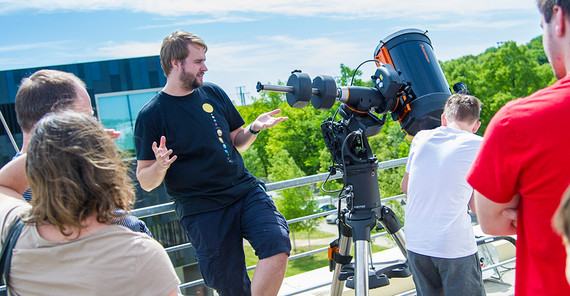 Wissenschaftler erklärt sein Teleskop an der Universität Potsdam in Golm