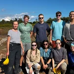 Gruppenfoto der Studierenden vor der Ausgrabungsstätte