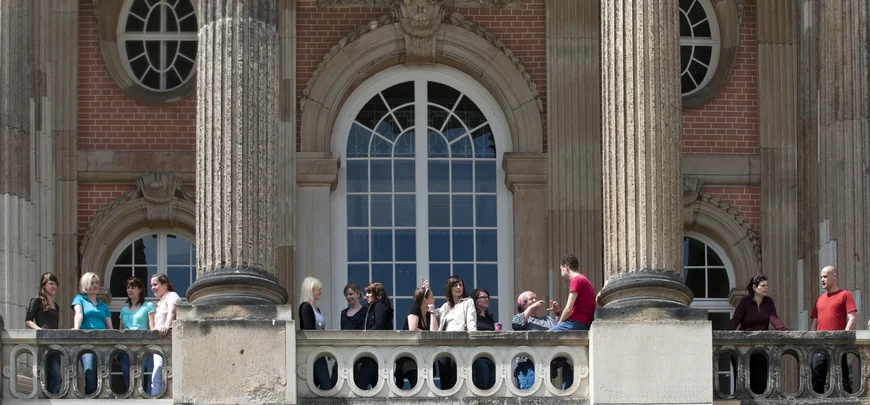 Alumni treffen sich wieder. Es gibt viel zu erzählen.