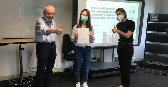 Die erste Absolventin im Master „Interkulturelle Wirtschaftskommunikation“ Xinyi Xu (M.) mit der Erstgutachterin ihrer Masterarbeit Aleksandra Martynczuk (r.) und Zweitgutachter und Studiengangsleiter Prof. Dr. Thomas Stehl (l.). | Foto: privat