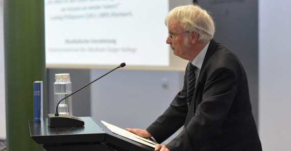 Bei der feierlichen Präsentation der Neu-Edition der zweisprachigen Philippson-Tora sprach für die Herausgeber Prof. Dr. Rüdiger Liwak, Benno-Jacob-Gastprofessor für Hebräische Bibel und Exegese an der School of Jewish Theology der Universität Potsdam. Foto: Tobias Barniske