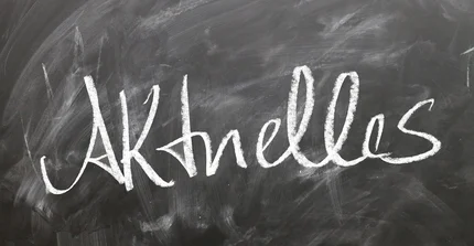 Tafel mit Aktuelles als Schriftzug
