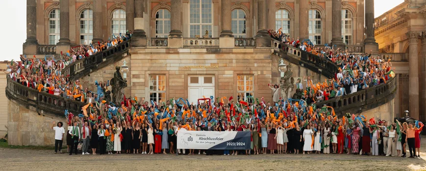 Gruppenfoto der Alumni von 2024 auf der Freitreppe der Communs Süd