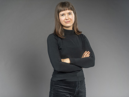 White Woman, Black Turtleneck Pullover, Black Jeans, Friendy look