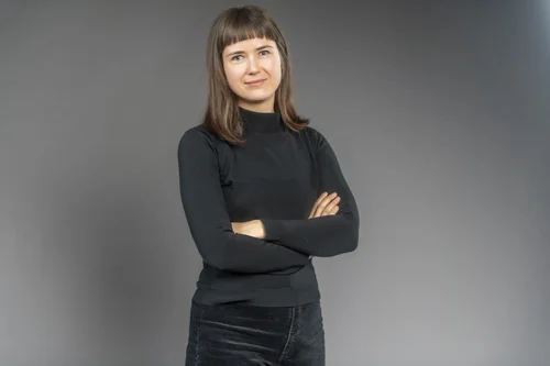 White Woman, Black Turtleneck Pullover, Black Jeans, Friendy look