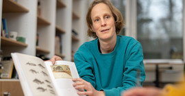 Professorin Dr. Anja Schwarz hält ein Buch