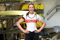 Maren Völz steht in einer Bootshalle.