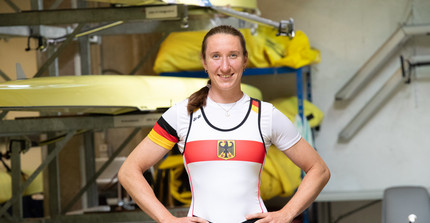 Maren Völz steht in einer Bootshalle.