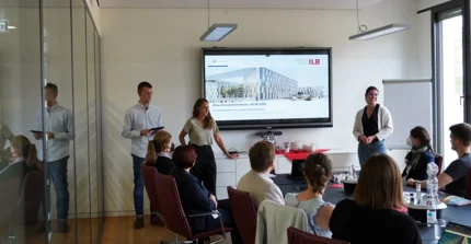 Die Studierenden bei ihrer Abschluspräsentation