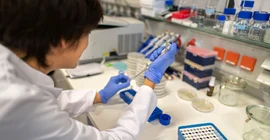 In the laboratory. | Photo: Thomas Roese