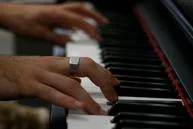 Finger on Klaviature