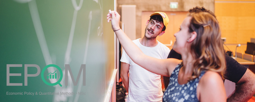 Gruppe mit Studierenden an einer Tafel