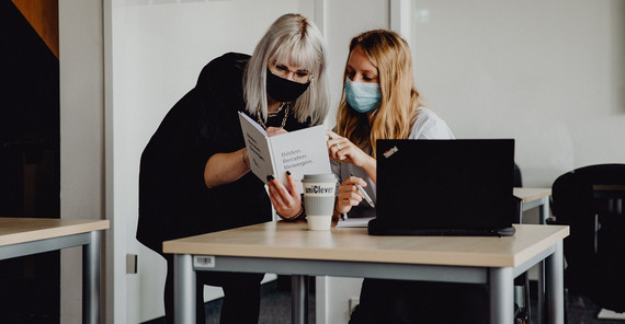 Engagieren sich in der studentischen Unternehmensberatung: Marie Domschke (l.) und Johanna Reichmann (r.) | Foto: uniclever