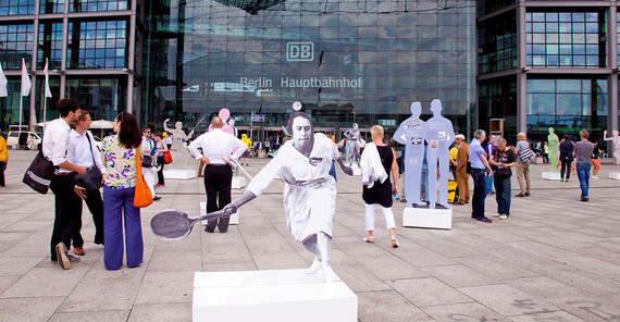 Bei der Eröffnung der Ausstellung vor dem Berliner Hauptbahnhof 2015.