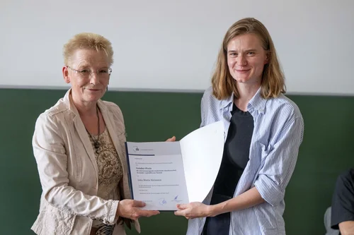 Prof. Dr. Judith Klinger zur Verleihung des Preises für herausragende studentische Abschlussarbeiten zu Gender- und Differenz-Themen an Lina Marie Heimann