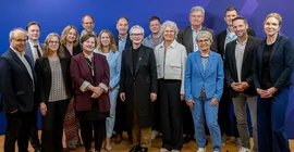 Bildungsforscherin Prof. Dr. Nina Kolleck (re.) mit den anderen neuen Mitgliedern des Bundesjugendkuratoriums und Staatssekretärin Dr. Petra Bahr (M.).