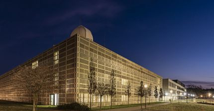 Dreistöckiges goldenes Gebäude mit Übungsobservatorium bei Nacht