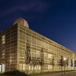Dreistöckiges goldenes Gebäude mit Übungsobservatorium bei Nacht