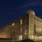 Dreistöckiges goldenes Gebäude mit Übungsobservatorium bei Nacht