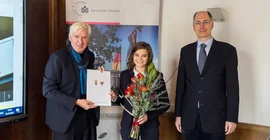 Bild von Frau Dr. Böhm mit dem Dekan Professor Petersen