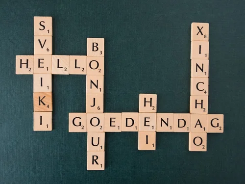 Das Foto zeigt ein Spiel. Buchstaben bilden Wörter in verschiedenen Sprachen. Foto: Karla Fritze