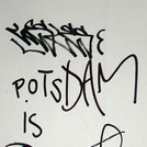 2- Modifizierter, schriftlicher Dialog auf einem zerissenen Werbeplakat am Bahnhof Charlottenhof in Potsdam: "Potsdam is Doof / Cool" (Deutsch).