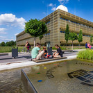 Prominent: Der Platz zwischen Physik-Gebäude und IKMZ öffnet den Zugang zum Campus. 
