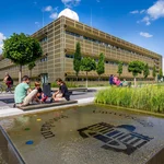 Prominent: Der Platz zwischen Physik-Gebäude und IKMZ öffnet den Zugang zum Campus. 
