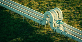 Pipelines, die über eine Rasenfläche führen.