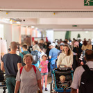 Viele Personen in einer Tiefgarage