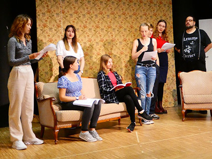 Mehrere Personen auf einer Bühne