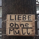 15- Ein Holzkorb mit der Beschriftung "Liebe ohne Müll" in Berlin, Neukölln (Deutsch).