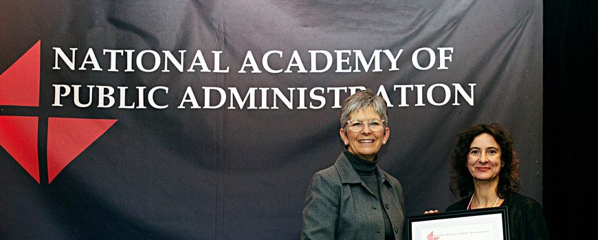 Photo: Prof. Dr. Sabine Kuhlmann (re.) on her appointment as Fellow of the NAPA