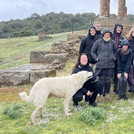 Das Bild zeigt die Exkursionsgruppe vor dem Tempel von Antas.