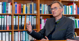Portrait von Prof. Dr. Johann Ev. Hafner. Das Foto ist von Tobias Hopfgarten.